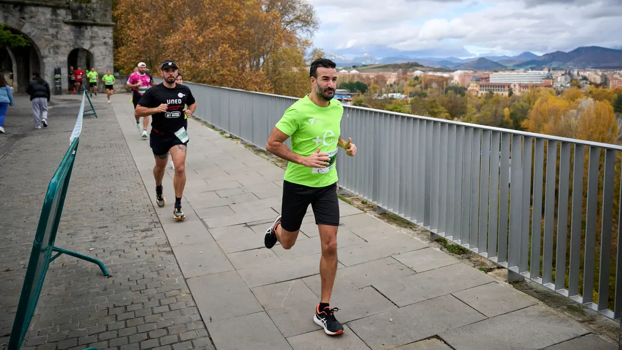 VII Carrera Popular Solidaria '+e', organizada por el Teléfono de la Esperanza de Navarra. PABLO LASAOSA