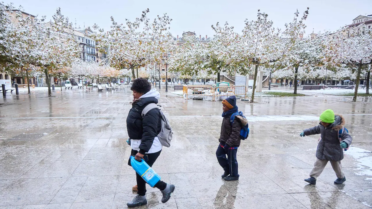Nieve en Pamplona. IÑIGO ALZUGARAY