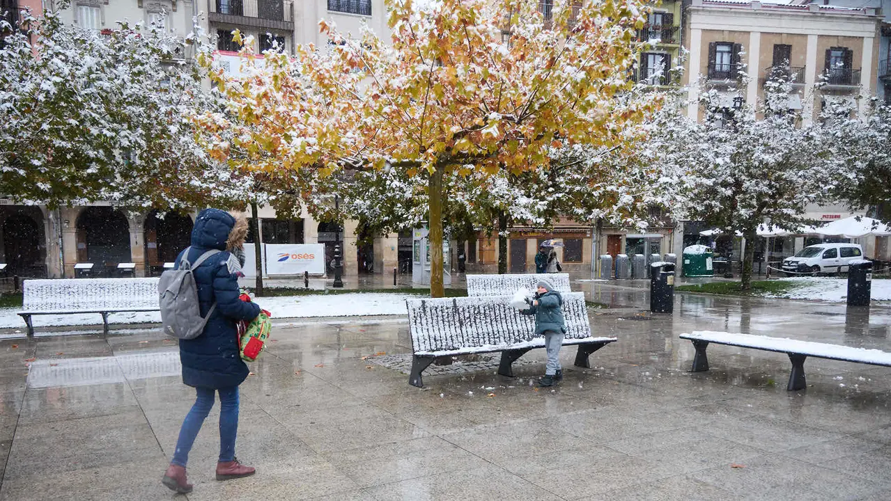 Nieve en Pamplona. IÑIGO ALZUGARAY