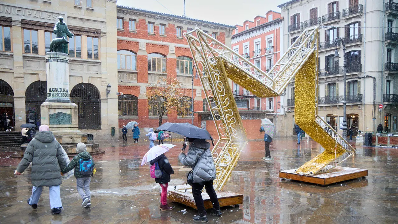 Nieve en Pamplona. IÑIGO ALZUGARAY