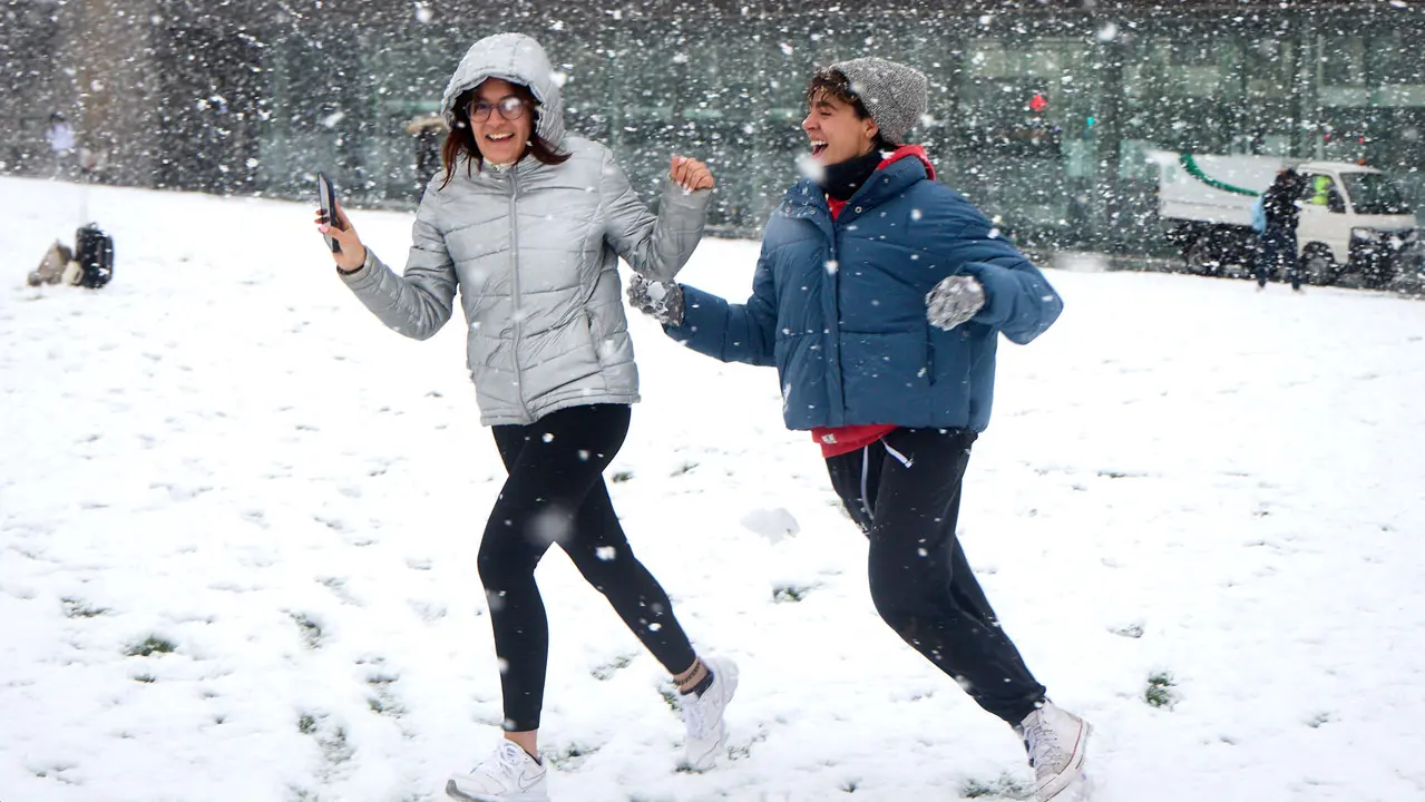 Nieve en Pamplona. IÑIGO ALZUGARAY