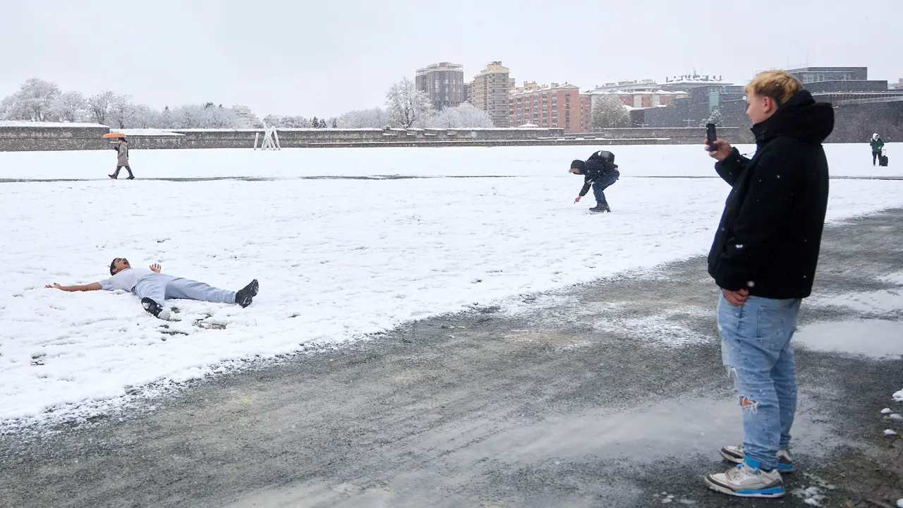 Nieve en Pamplona. IÑIGO ALZUGARAY