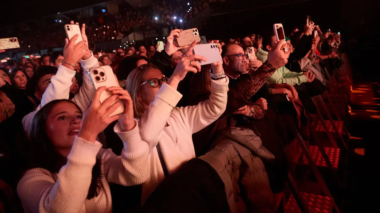 Concierto de Antonio Orozco en el Pabellón Navarra Arena de Pamplona dentro de su tour 'La Gira de Mi Vida' con la que el cantante y compositor conmemora sus 25 años de trayectoria musical. IÑIGO ALZUGARAY