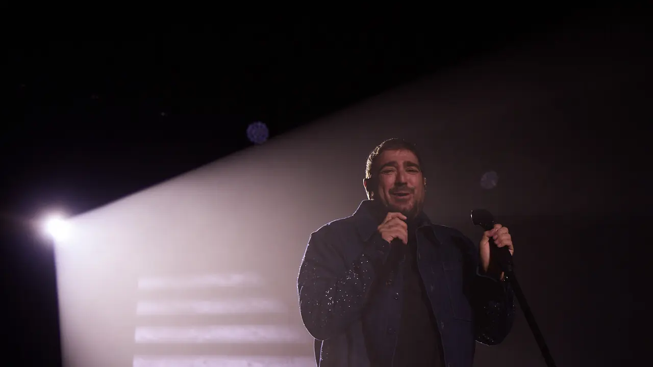 Concierto de Antonio Orozco en el Pabellón Navarra Arena de Pamplona dentro de su tour 'La Gira de Mi Vida' con la que el cantante y compositor conmemora sus 25 años de trayectoria musical. IÑIGO ALZUGARAY