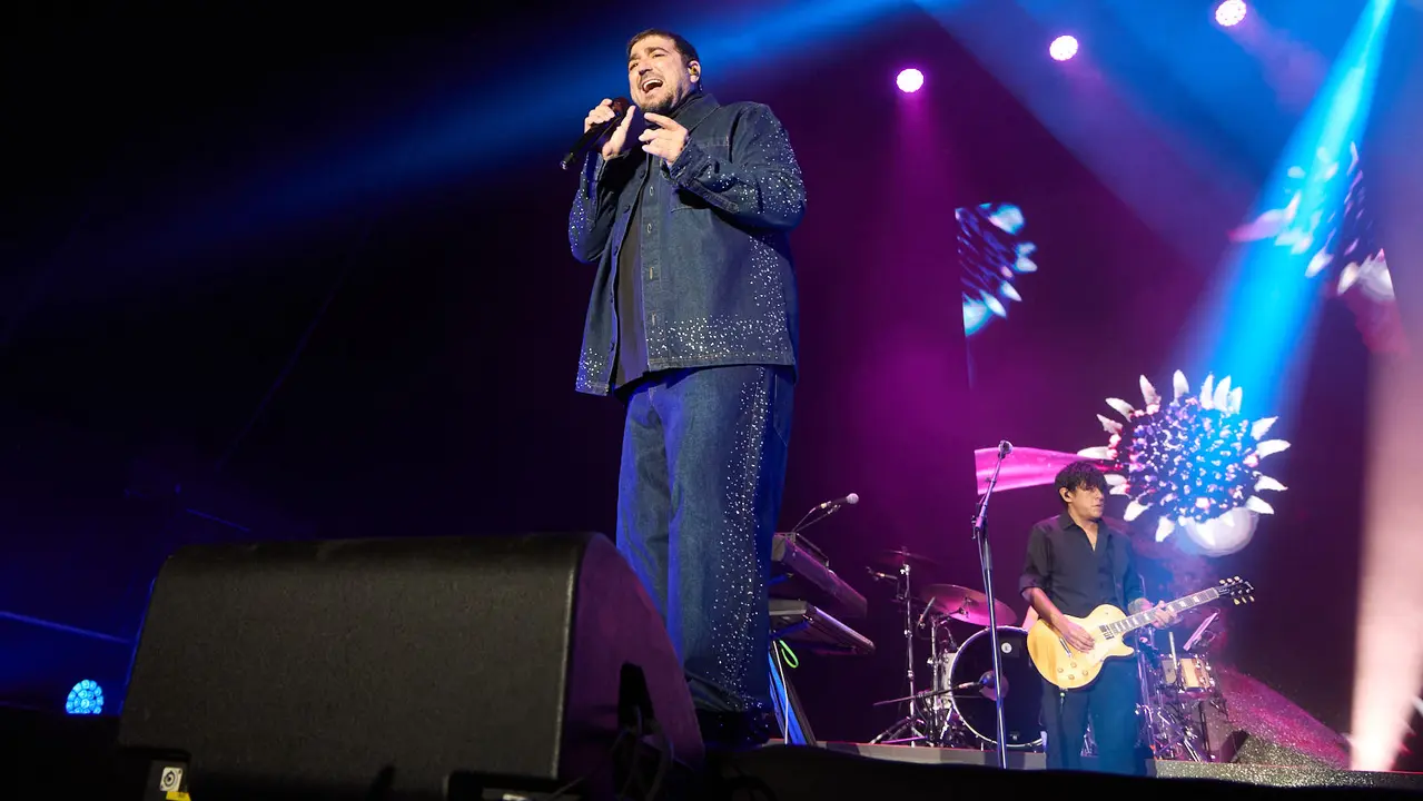 Concierto de Antonio Orozco en el Pabellón Navarra Arena de Pamplona dentro de su tour 'La Gira de Mi Vida' con la que el cantante y compositor conmemora sus 25 años de trayectoria musical. IÑIGO ALZUGARAY