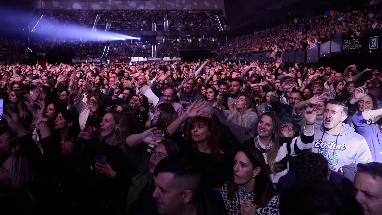 Concierto de Antonio Orozco en el Pabellón Navarra Arena de Pamplona dentro de su tour 'La Gira de Mi Vida' con la que el cantante y compositor conmemora sus 25 años de trayectoria musical. IÑIGO ALZUGARAY