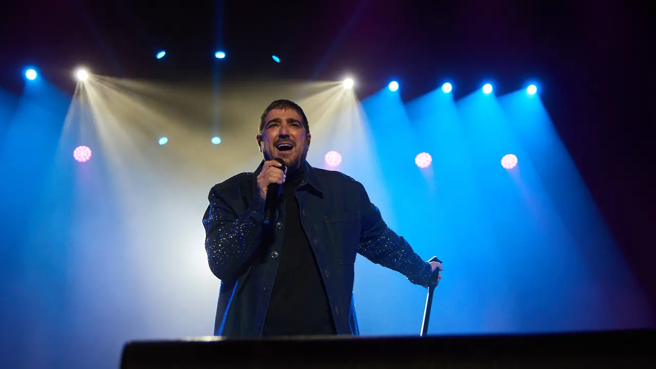 Concierto de Antonio Orozco en el Pabellón Navarra Arena de Pamplona dentro de su tour 'La Gira de Mi Vida' con la que el cantante y compositor conmemora sus 25 años de trayectoria musical. IÑIGO ALZUGARAY
