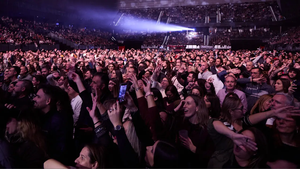 Concierto de Antonio Orozco en el Pabellón Navarra Arena de Pamplona dentro de su tour 'La Gira de Mi Vida' con la que el cantante y compositor conmemora sus 25 años de trayectoria musical. IÑIGO ALZUGARAY