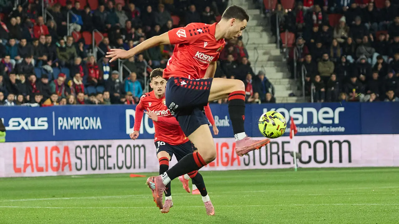Raúl García (9. CA Osasuna) y Aimar Oroz (10. CA Osasuna) durante el partido de La Liga EA Sports entre CA Osasuna y Real Sociedad disputado en el estadio de El Sadar en Pamplona. IÑIGO ALZUGARAY