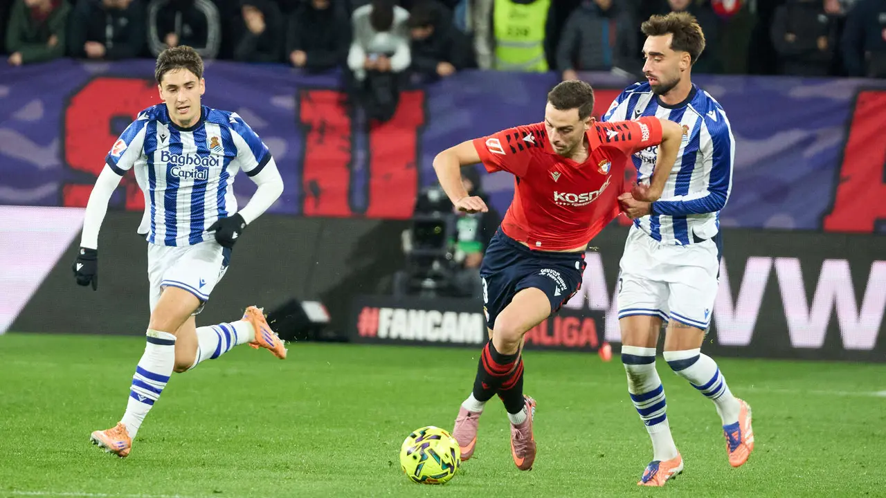 Jon Gorrotxategi (4. Real Sociedad), Raúl García (9. CA Osasuna) y Brais Méndez (23. Real Sociedad) durante el partido de La Liga EA Sports entre CA Osasuna y Real Sociedad disputado en el estadio de El Sadar en Pamplona. IÑIGO ALZUGARAY