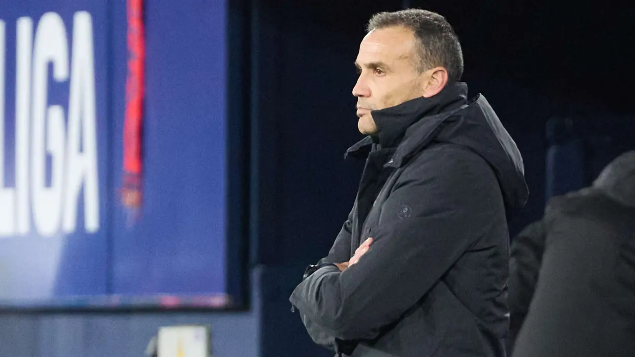 Sergio Francisco (entrenador Real Sociedad) durante el partido de La Liga EA Sports entre CA Osasuna y Real Sociedad disputado en el estadio de El Sadar en Pamplona. IÑIGO ALZUGARAY