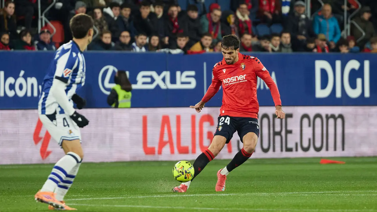 Alejandro Catena (24. CA Osasuna) y Jon Gorrotxategi (4. Real Sociedad) durante el partido de La Liga EA Sports entre CA Osasuna y Real Sociedad disputado en el estadio de El Sadar en Pamplona. IÑIGO ALZUGARAY