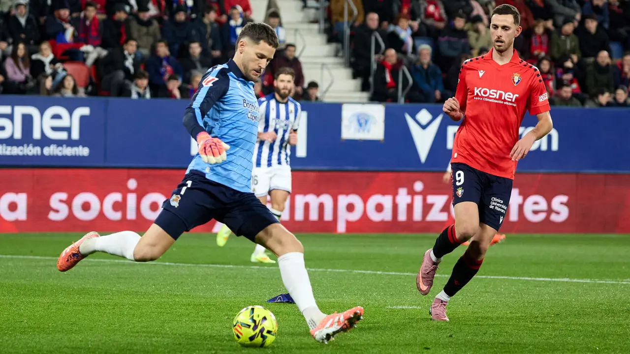 Álex Remiro (1. Real Sociedad) y Raúl García (9. CA Osasuna) durante el partido de La Liga EA Sports entre CA Osasuna y Real Sociedad disputado en el estadio de El Sadar en Pamplona. IÑIGO ALZUGARAY