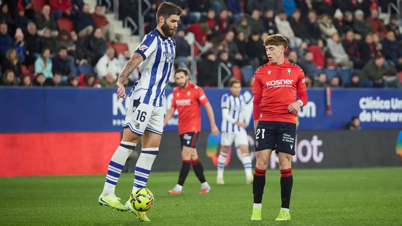 Duje Caleta Car (16. Real Sociedad) y Víctor Muñoz (21. CA Osasuna) durante el partido de La Liga EA Sports entre CA Osasuna y Real Sociedad disputado en el estadio de El Sadar en Pamplona. IÑIGO ALZUGARAY