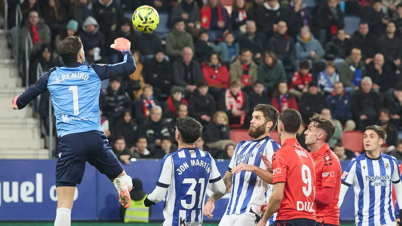 Álex Remiro (1. Real Sociedad), Jon Martín (31. Real Sociedad), Duje Caleta Car (16. Real Sociedad), Raúl García (9. CA Osasuna), Aimar Oroz (10. CA Osasuna) y Jon Gorrotxategi (4. Real Sociedad) durante el partido de La Liga EA Sports entre CA Osasuna y Real Sociedad disputado en el estadio de El Sadar en Pamplona. IÑIGO ALZUGARAY