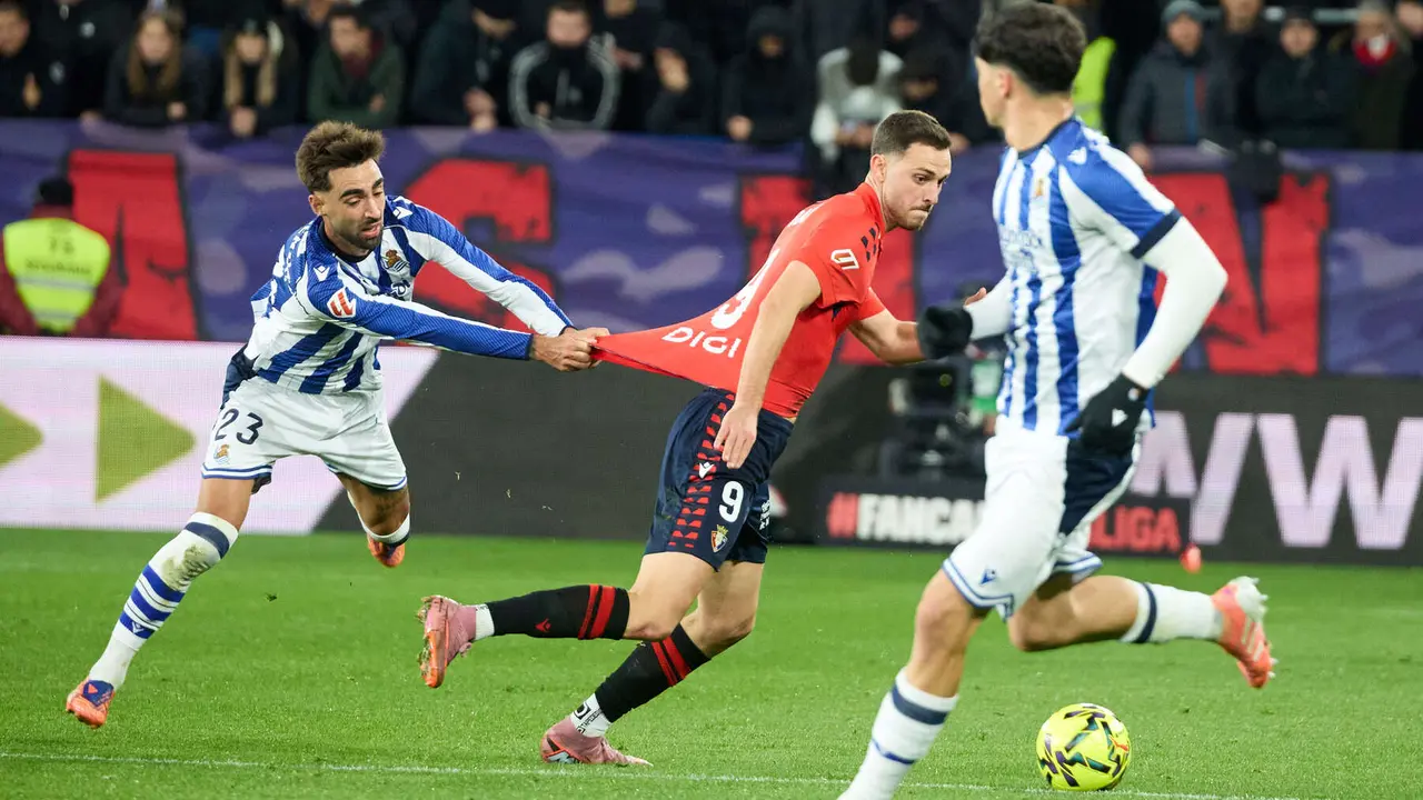 Brais Méndez (23. Real Sociedad) y Raúl García (9. CA Osasuna) durante el partido de La Liga EA Sports entre CA Osasuna y Real Sociedad disputado en el estadio de El Sadar en Pamplona. IÑIGO ALZUGARAY