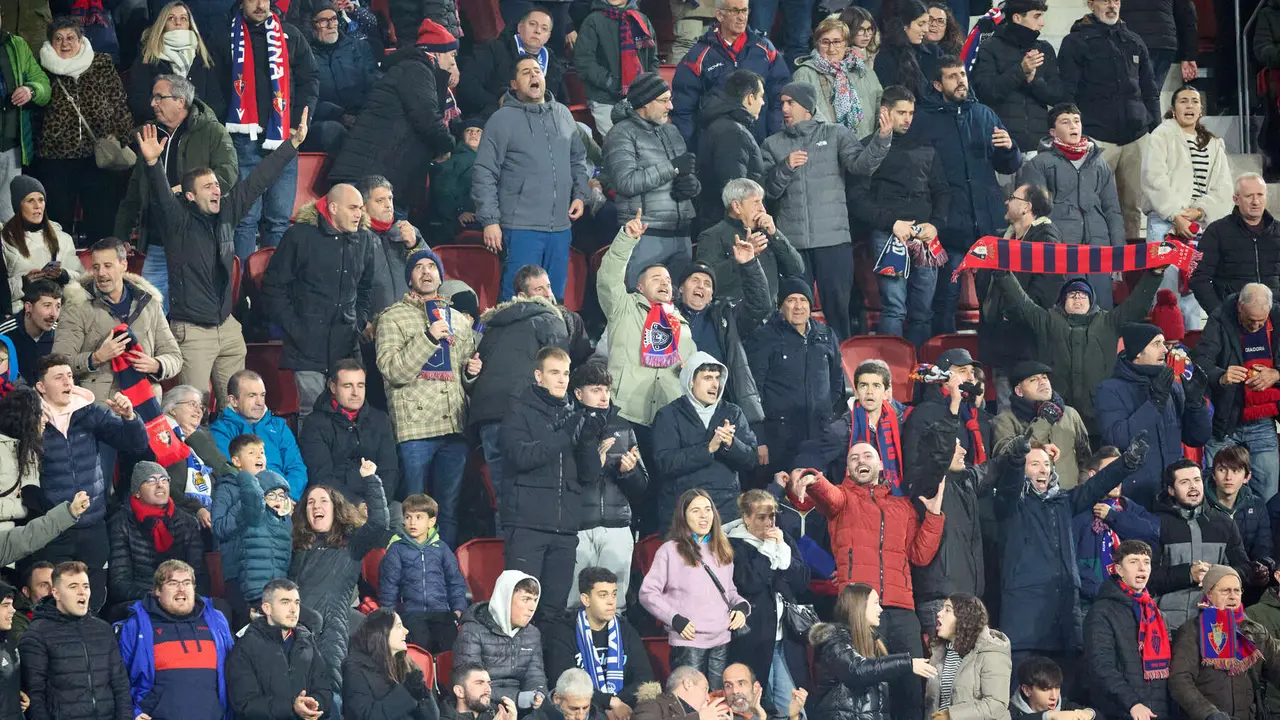 La grada del estadio de El Sadar durante el partido de La Liga EA Sports entre CA Osasuna y Real Sociedad disputado en Pamplona. IÑIGO ALZUGARAY