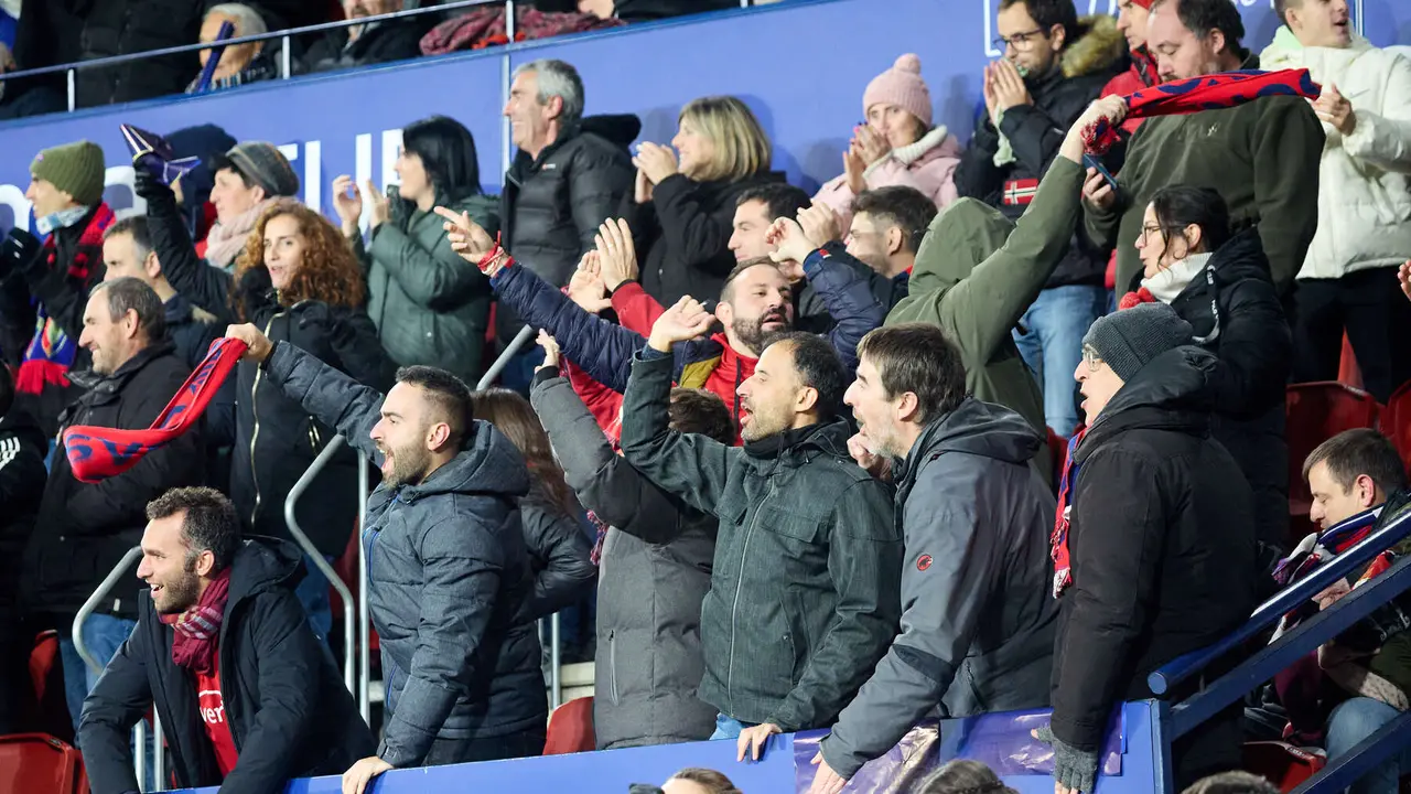 La grada del estadio de El Sadar durante el partido de La Liga EA Sports entre CA Osasuna y Real Sociedad disputado en Pamplona. IÑIGO ALZUGARAY
