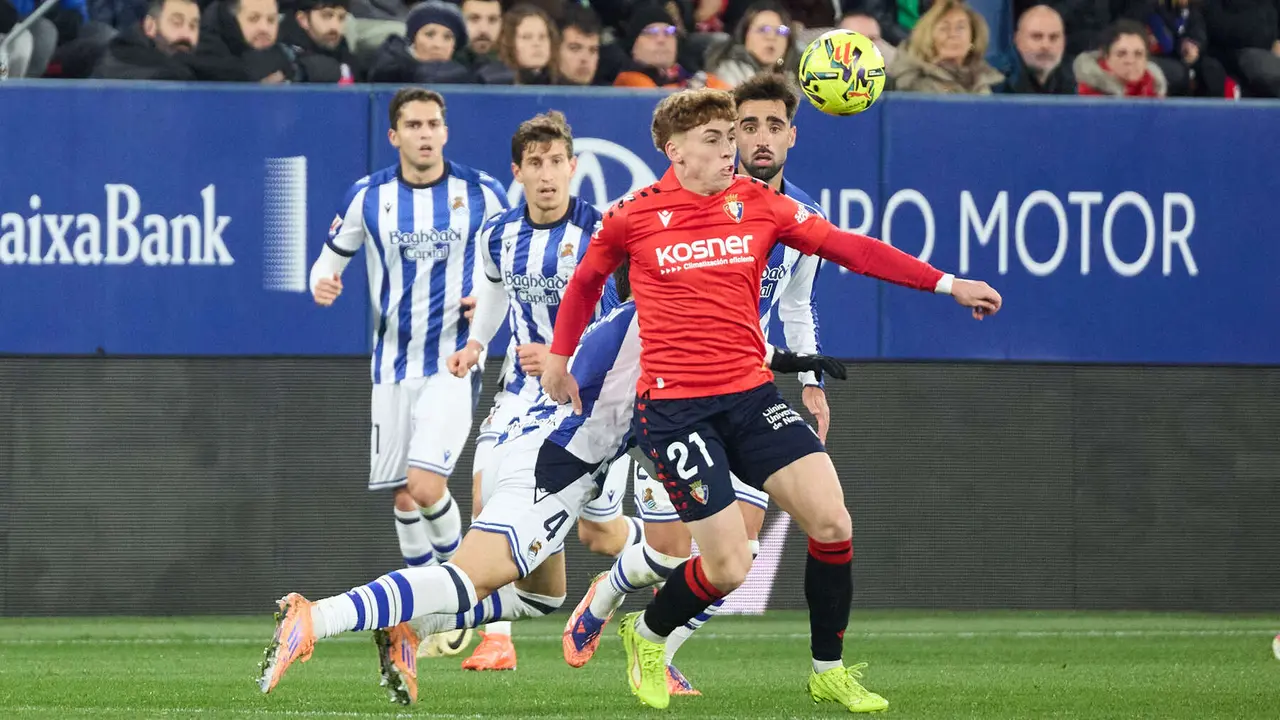 Víctor Muñoz (21. CA Osasuna), Jon Gorrotxategi (4. Real Sociedad), Brais Méndez (23. Real Sociedad), Aihen Muñoz (3. Real Sociedad) y Arsen Zakharyan (21. Real Sociedad) durante el partido de La Liga EA Sports entre CA Osasuna y Real Sociedad disputado en el estadio de El Sadar en Pamplona. IÑIGO ALZUGARAY
