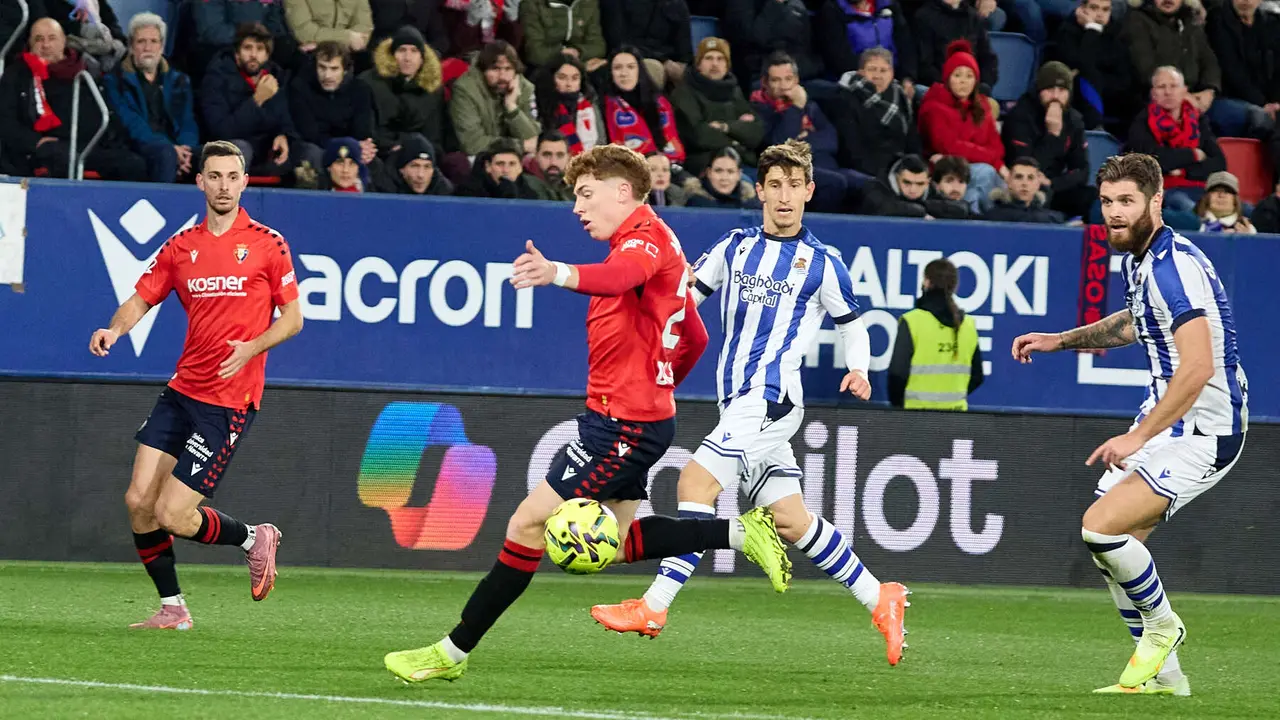 Raúl García (9. CA Osasuna), Víctor Muñoz (21. CA Osasuna), Aihen Muñoz (3. Real Sociedad) y Duje Caleta Car (16. Real Sociedad) durante el partido de La Liga EA Sports entre CA Osasuna y Real Sociedad disputado en el estadio de El Sadar en Pamplona. IÑIGO ALZUGARAY