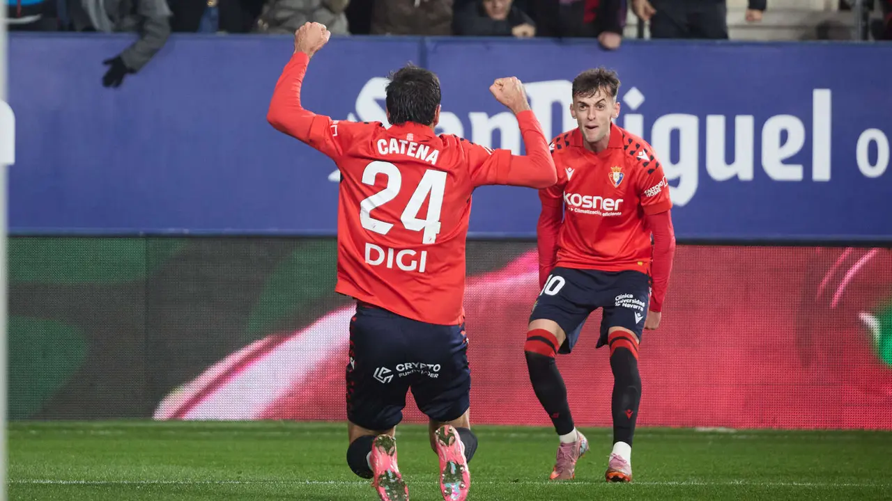 Los jugadores de Osasuna celebran el gol de Alejandro Catena (1-0) durante el partido de La Liga EA Sports entre CA Osasuna y Real Sociedad disputado en el estadio de El Sadar en Pamplona. IÑIGO ALZUGARAY