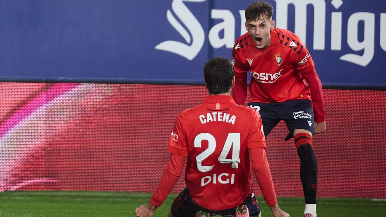Los jugadores de Osasuna celebran el gol de Alejandro Catena (1-0) durante el partido de La Liga EA Sports entre CA Osasuna y Real Sociedad disputado en el estadio de El Sadar en Pamplona. IÑIGO ALZUGARAY