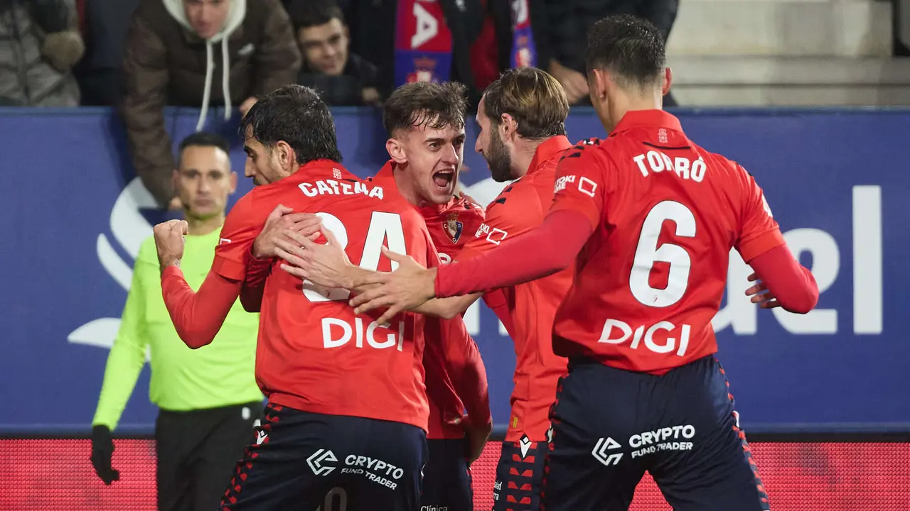 Los jugadores de Osasuna celebran el gol de Alejandro Catena (1-0) durante el partido de La Liga EA Sports entre CA Osasuna y Real Sociedad disputado en el estadio de El Sadar en Pamplona. IÑIGO ALZUGARAY