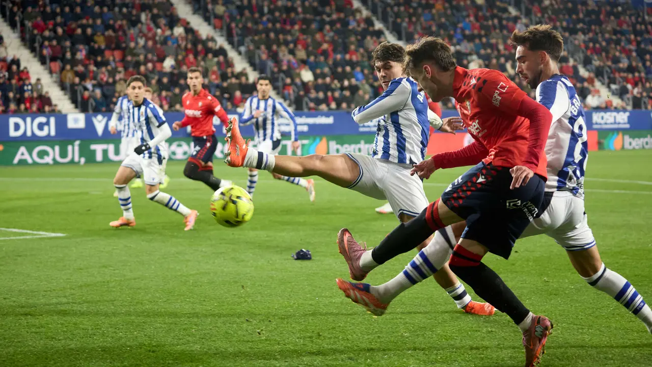 Partido de La Liga EA Sports entre CA Osasuna y Real Sociedad disputado en el estadio de El Sadar en Pamplona. IÑIGO ALZUGARAY