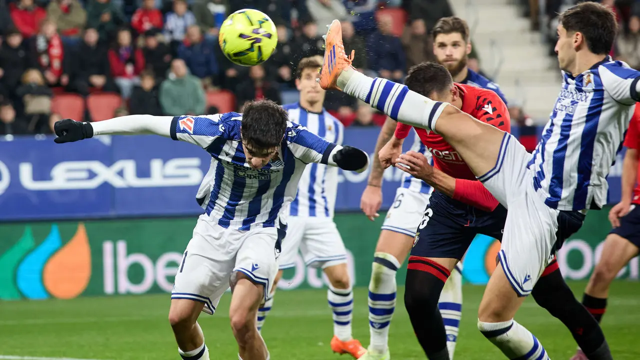 Partido de La Liga EA Sports entre CA Osasuna y Real Sociedad disputado en el estadio de El Sadar en Pamplona. IÑIGO ALZUGARAY