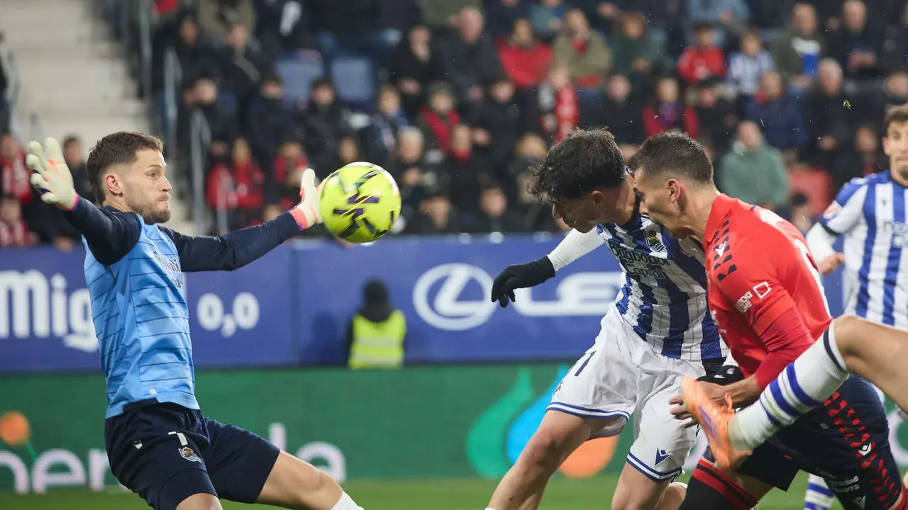 Álex Remiro (1. Real Sociedad), Lucas Torró (6. CA Osasuna) y Jon Martín (31. Real Sociedad) durante el partido de La Liga EA Sports entre CA Osasuna y Real Sociedad disputado en el estadio de El Sadar en Pamplona. IÑIGO ALZUGARAY