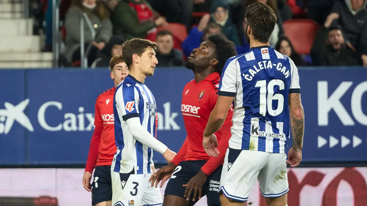 Víctor Muñoz (21. CA Osasuna), Aihen Muñoz (3. Real Sociedad), Enzo Boyomo (22. CA Osasuna) y Duje Caleta Car (16. Real Sociedad) durante el partido de La Liga EA Sports entre CA Osasuna y Real Sociedad disputado en el estadio de El Sadar en Pamplona. IÑIGO ALZUGARAY