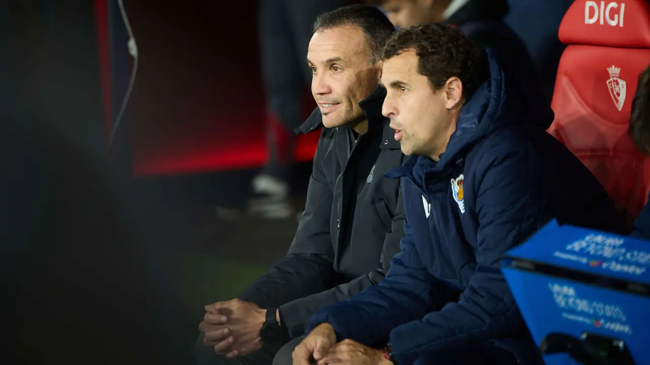 Sergio Francisco (entrenador Real Sociedad) durante el partido de La Liga EA Sports entre CA Osasuna y Real Sociedad disputado en el estadio de El Sadar en Pamplona. IÑIGO ALZUGARAY