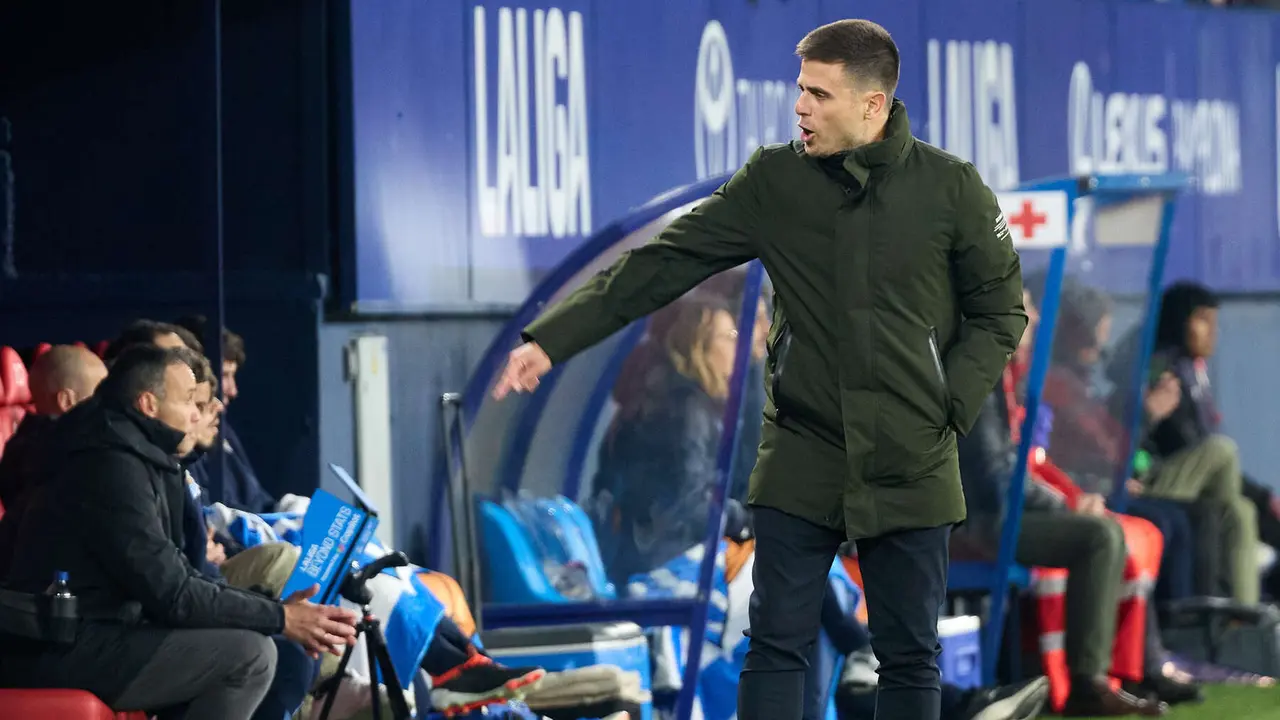 Alessio Lisci (entrenador CA Osasuna) durante el partido de La Liga EA Sports entre CA Osasuna y Real Sociedad disputado en el estadio de El Sadar en Pamplona. IÑIGO ALZUGARAY