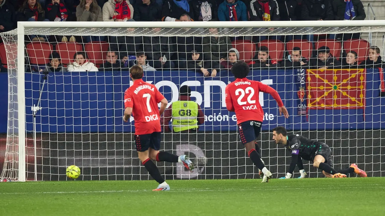Los jugadores del Celta celebran el gol de Brais Méndez (1-1) durante el partido de La Liga EA Sports entre CA Osasuna y Real Sociedad disputado en el estadio de El Sadar en Pamplona. IÑIGO ALZUGARAY