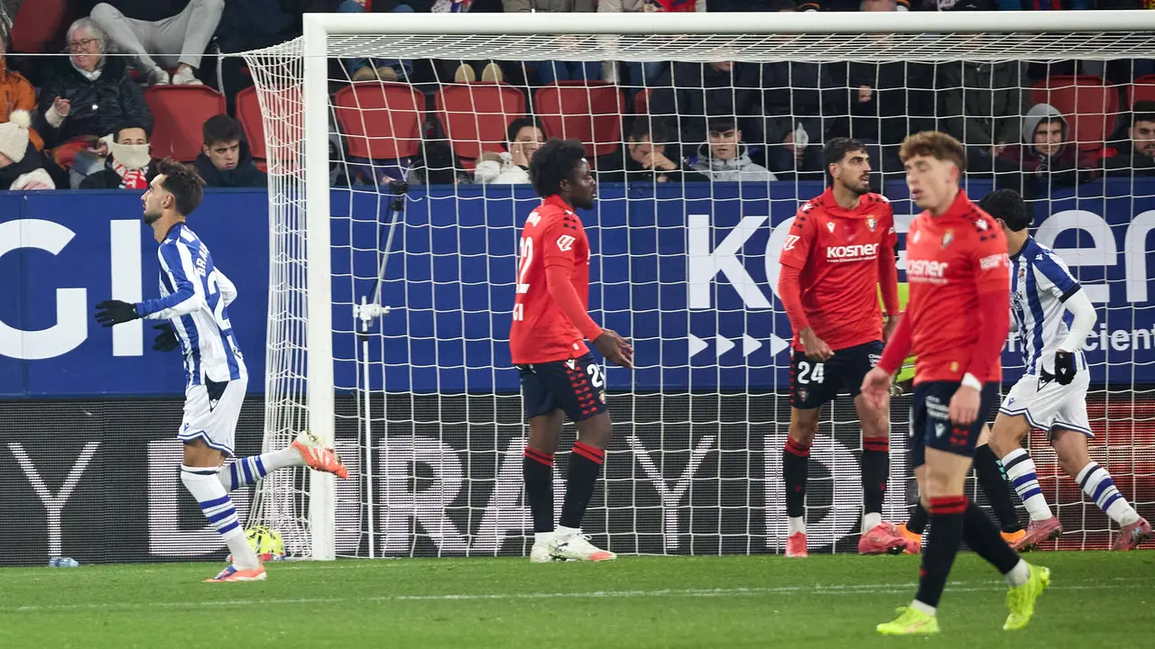 Los jugadores del Celta celebran el gol de Brais Méndez (1-1) durante el partido de La Liga EA Sports entre CA Osasuna y Real Sociedad disputado en el estadio de El Sadar en Pamplona. IÑIGO ALZUGARAY