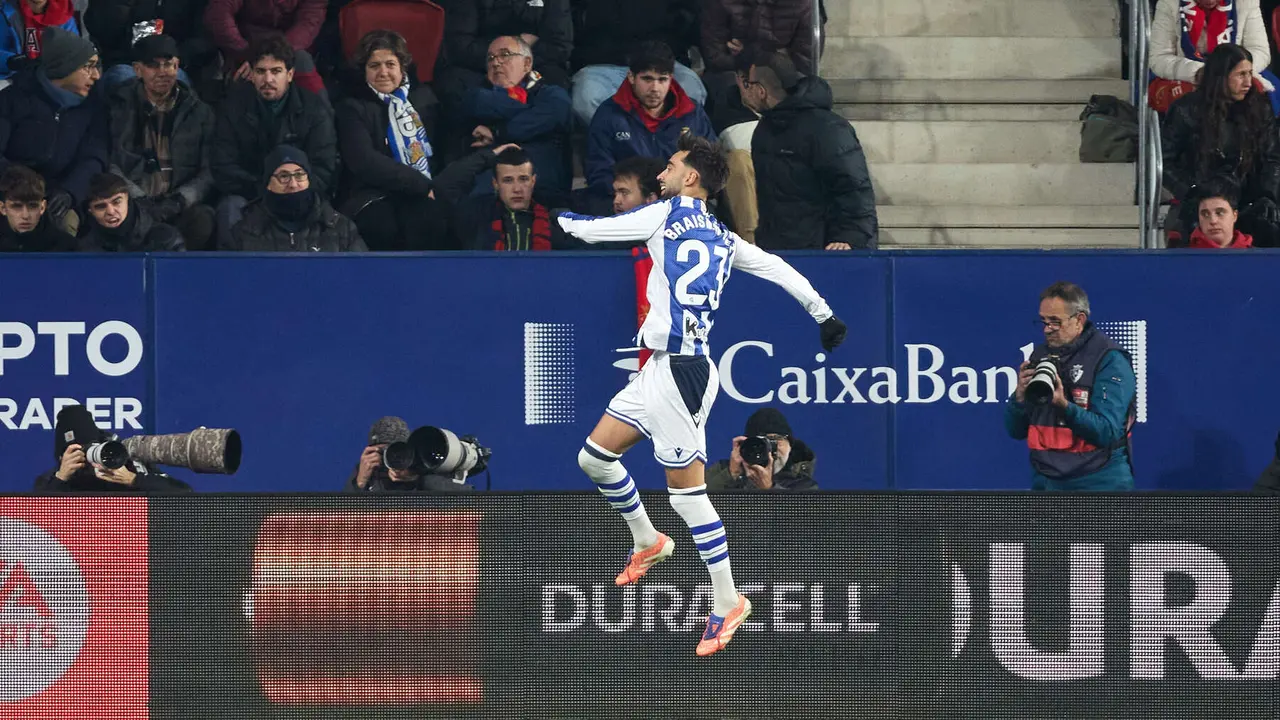 Los jugadores del Celta celebran el gol de Brais Méndez (1-1) durante el partido de La Liga EA Sports entre CA Osasuna y Real Sociedad disputado en el estadio de El Sadar en Pamplona. IÑIGO ALZUGARAY