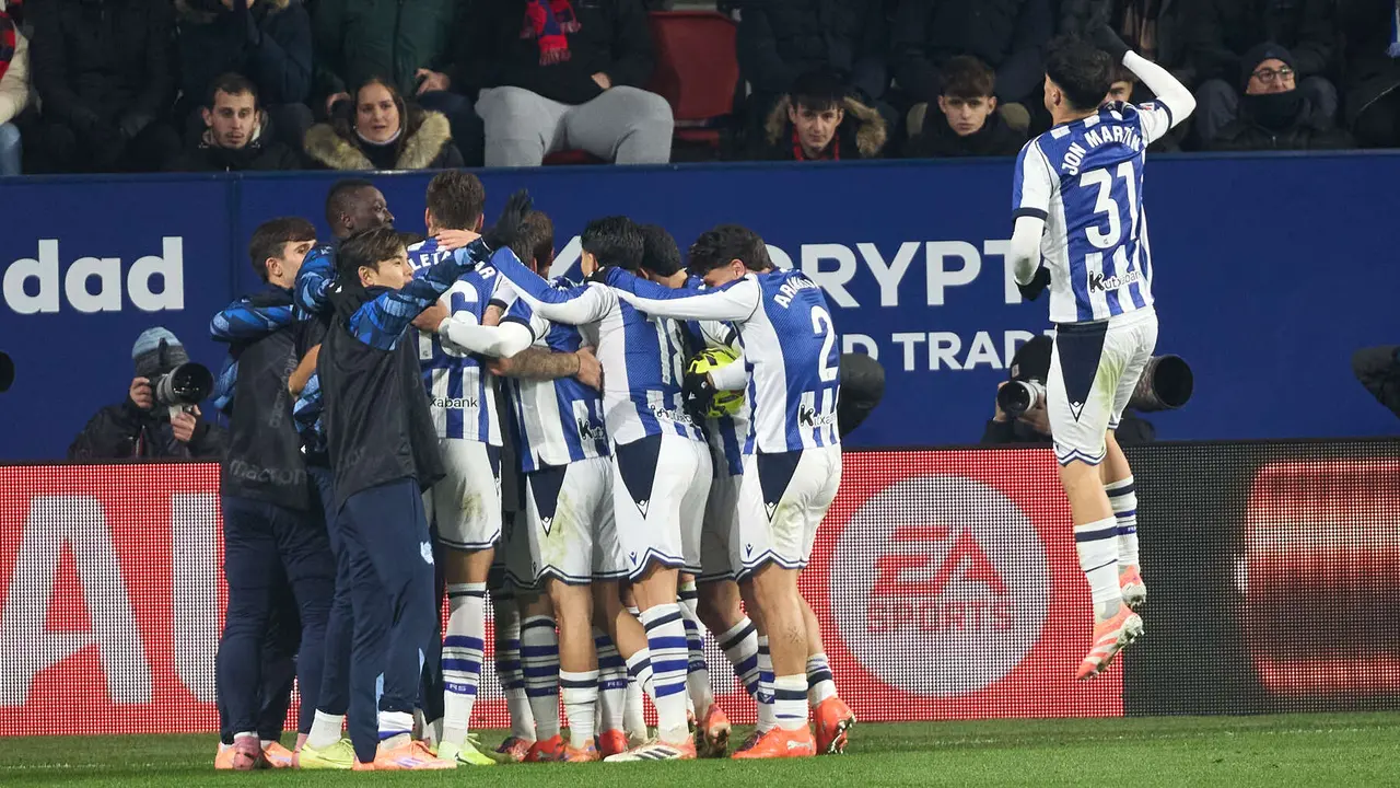 Los jugadores del Celta celebran el gol de Brais Méndez (1-1) durante el partido de La Liga EA Sports entre CA Osasuna y Real Sociedad disputado en el estadio de El Sadar en Pamplona. IÑIGO ALZUGARAY