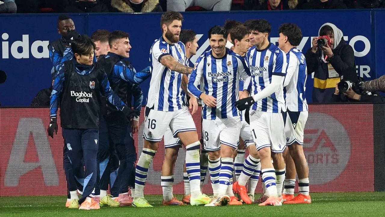 Los jugadores del Celta celebran el gol de Brais Méndez (1-1) durante el partido de La Liga EA Sports entre CA Osasuna y Real Sociedad disputado en el estadio de El Sadar en Pamplona. IÑIGO ALZUGARAY