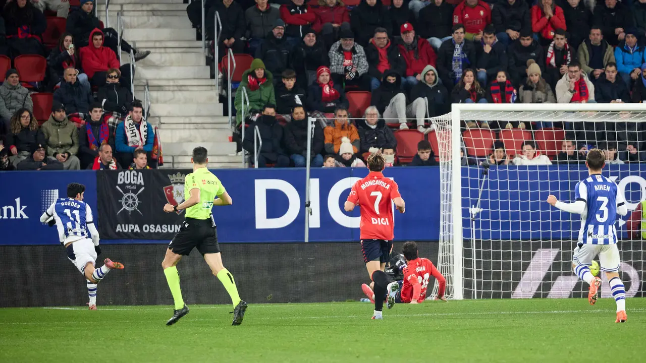 Los jugadores del Celta celebran el gol de Gonçalo Guedes (1-2) durante el partido de La Liga EA Sports entre CA Osasuna y Real Sociedad disputado en el estadio de El Sadar en Pamplona. IÑIGO ALZUGARAY