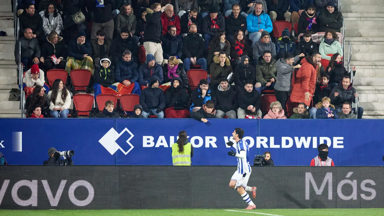 Los jugadores del Celta celebran el gol de Gonçalo Guedes (1-2) durante el partido de La Liga EA Sports entre CA Osasuna y Real Sociedad disputado en el estadio de El Sadar en Pamplona. IÑIGO ALZUGARAY