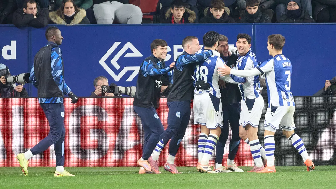 Los jugadores del Celta celebran el gol de Gonçalo Guedes (1-2) durante el partido de La Liga EA Sports entre CA Osasuna y Real Sociedad disputado en el estadio de El Sadar en Pamplona. IÑIGO ALZUGARAY