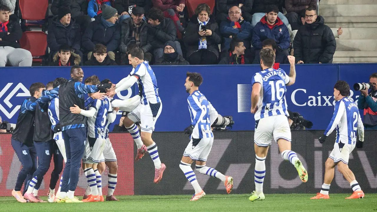 Los jugadores del Celta celebran el gol de Gonçalo Guedes (1-2) durante el partido de La Liga EA Sports entre CA Osasuna y Real Sociedad disputado en el estadio de El Sadar en Pamplona. IÑIGO ALZUGARAY