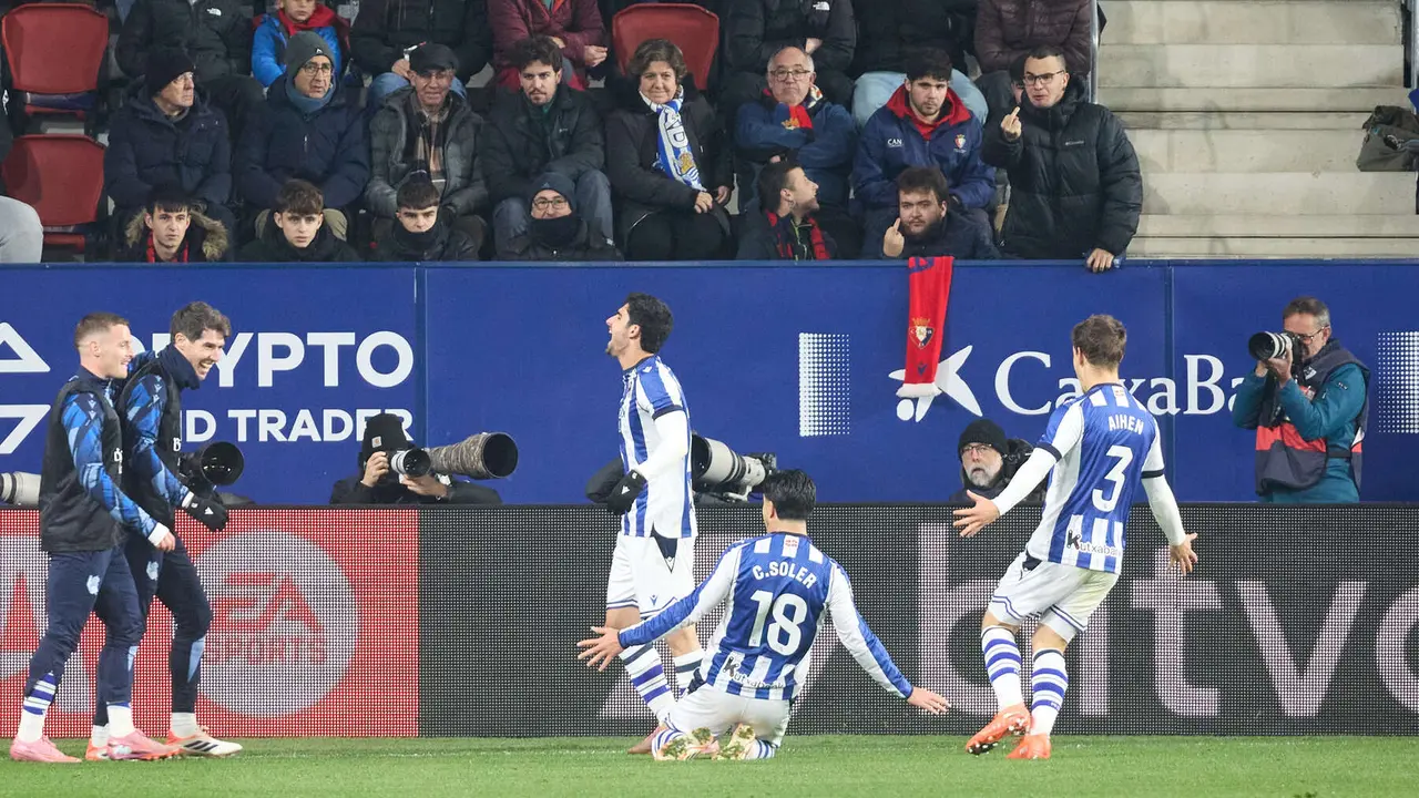 Los jugadores del Celta celebran el gol de Gonçalo Guedes (1-2) durante el partido de La Liga EA Sports entre CA Osasuna y Real Sociedad disputado en el estadio de El Sadar en Pamplona. IÑIGO ALZUGARAY