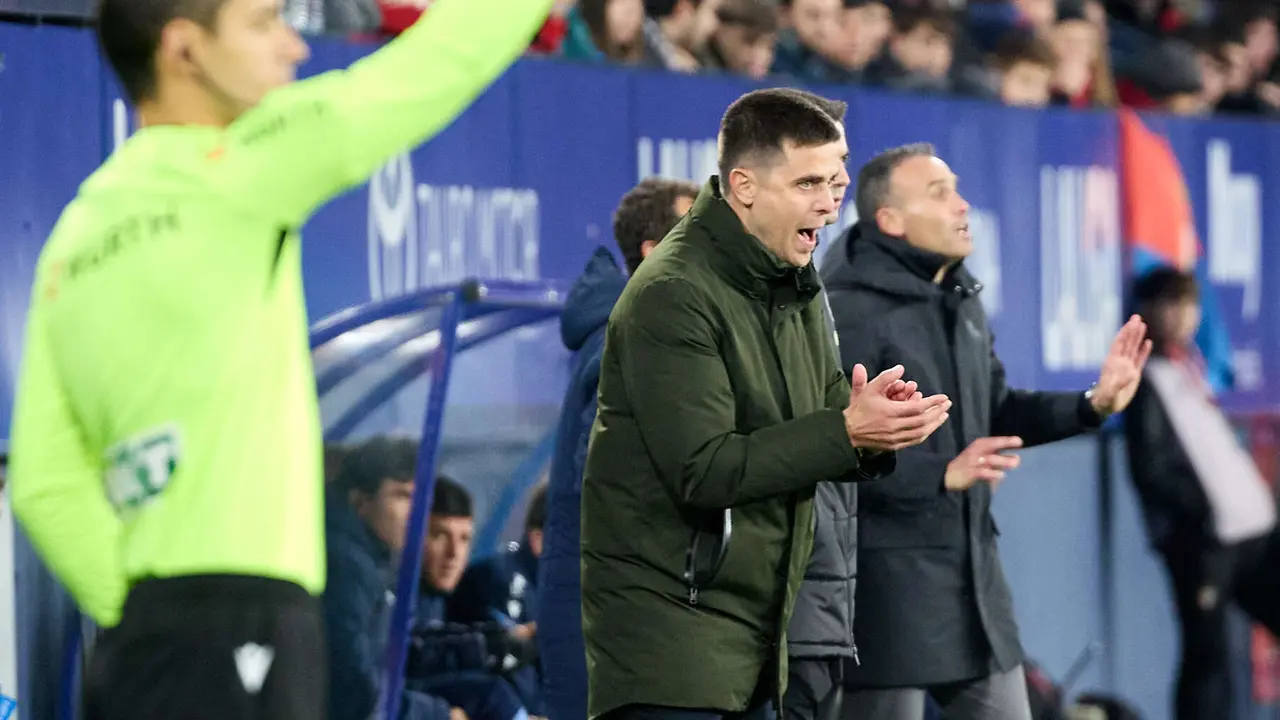 Alessio Lisci (entrenador CA Osasuna) durante el partido de La Liga EA Sports entre CA Osasuna y Real Sociedad disputado en el estadio de El Sadar en Pamplona. IÑIGO ALZUGARAY