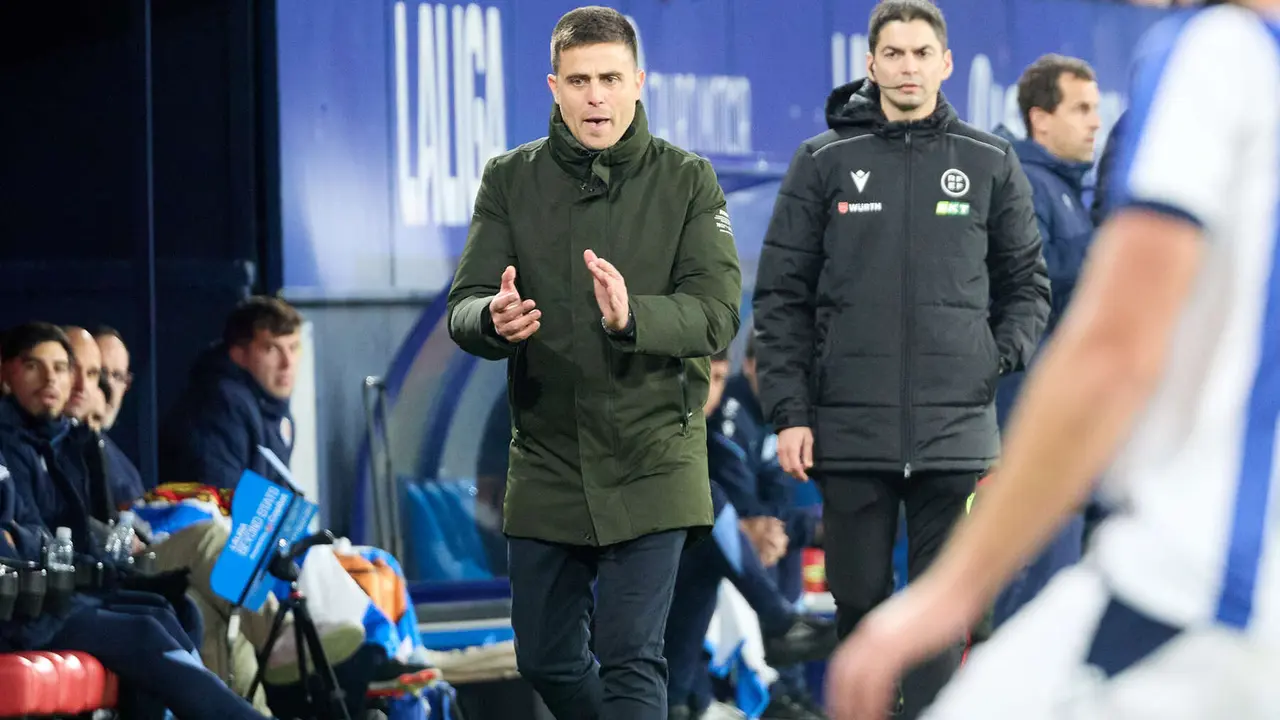Alessio Lisci (entrenador CA Osasuna) durante el partido de La Liga EA Sports entre CA Osasuna y Real Sociedad disputado en el estadio de El Sadar en Pamplona. IÑIGO ALZUGARAY
