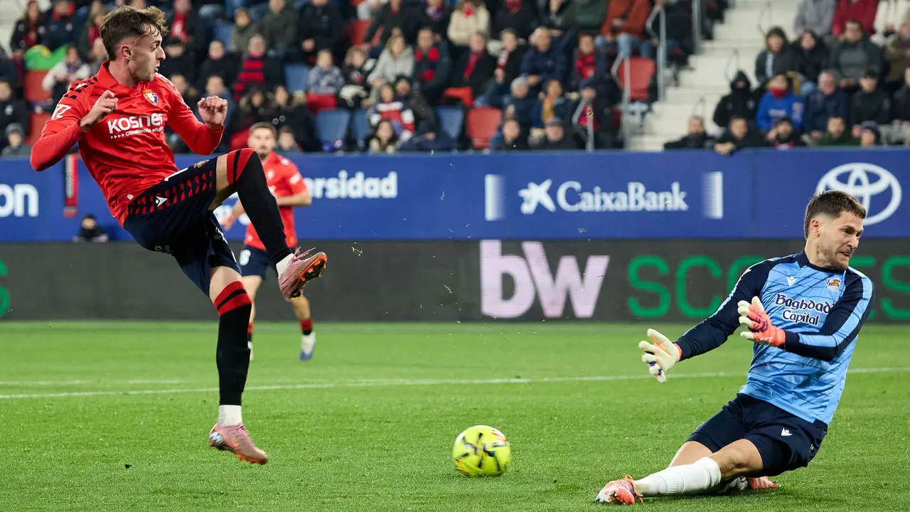 Aimar Oroz (10. CA Osasuna) y Álex Remiro (1. Real Sociedad) durante el partido de La Liga EA Sports entre CA Osasuna y Real Sociedad disputado en el estadio de El Sadar en Pamplona. IÑIGO ALZUGARAY