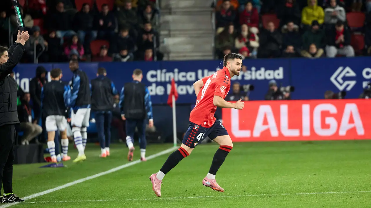 Iñigo Arguibide (41. CA Osasuna) durante el partido de La Liga EA Sports entre CA Osasuna y Real Sociedad disputado en el estadio de El Sadar en Pamplona. IÑIGO ALZUGARAY