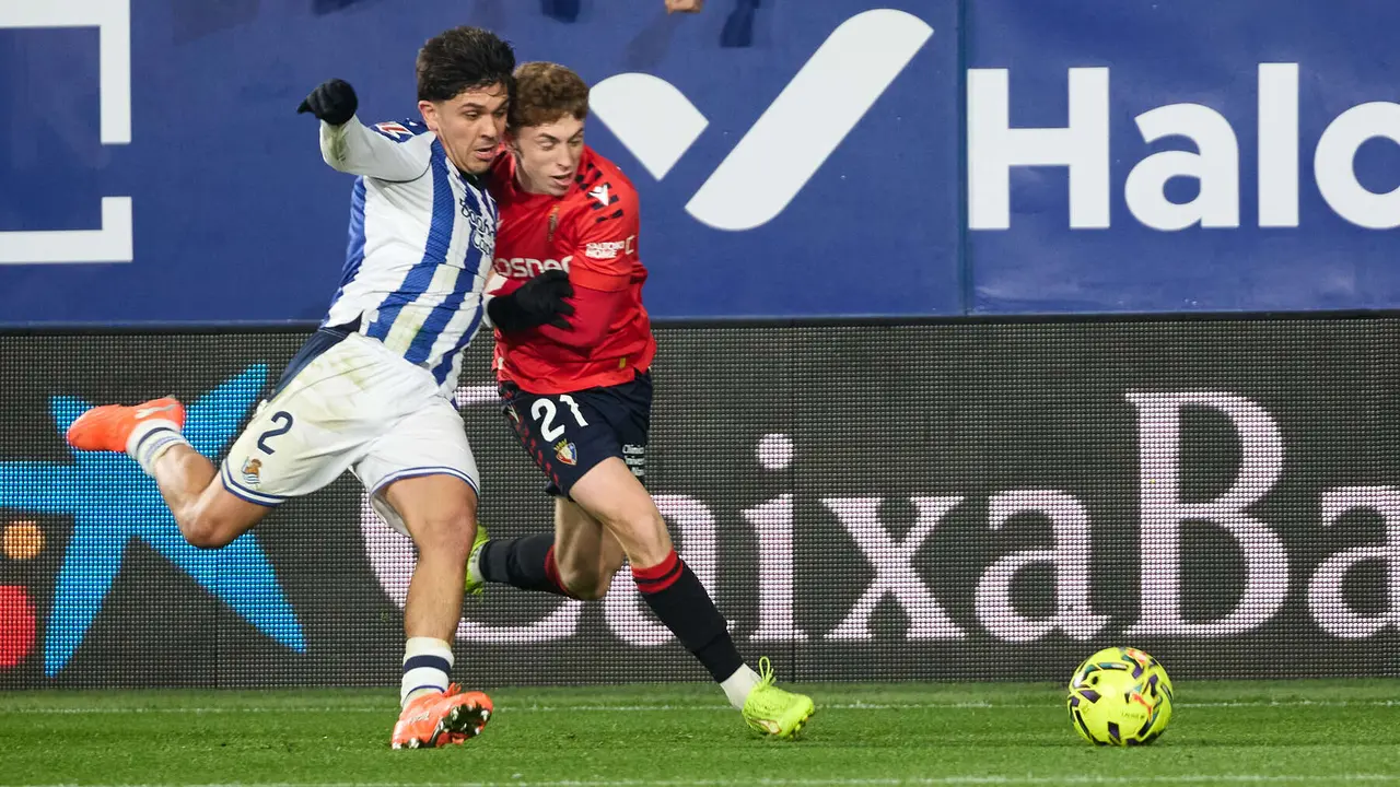 Jon Aramburu (2. Real Sociedad) y Víctor Muñoz (21. CA Osasuna) durante el partido de La Liga EA Sports entre CA Osasuna y Real Sociedad disputado en el estadio de El Sadar en Pamplona. IÑIGO ALZUGARAY