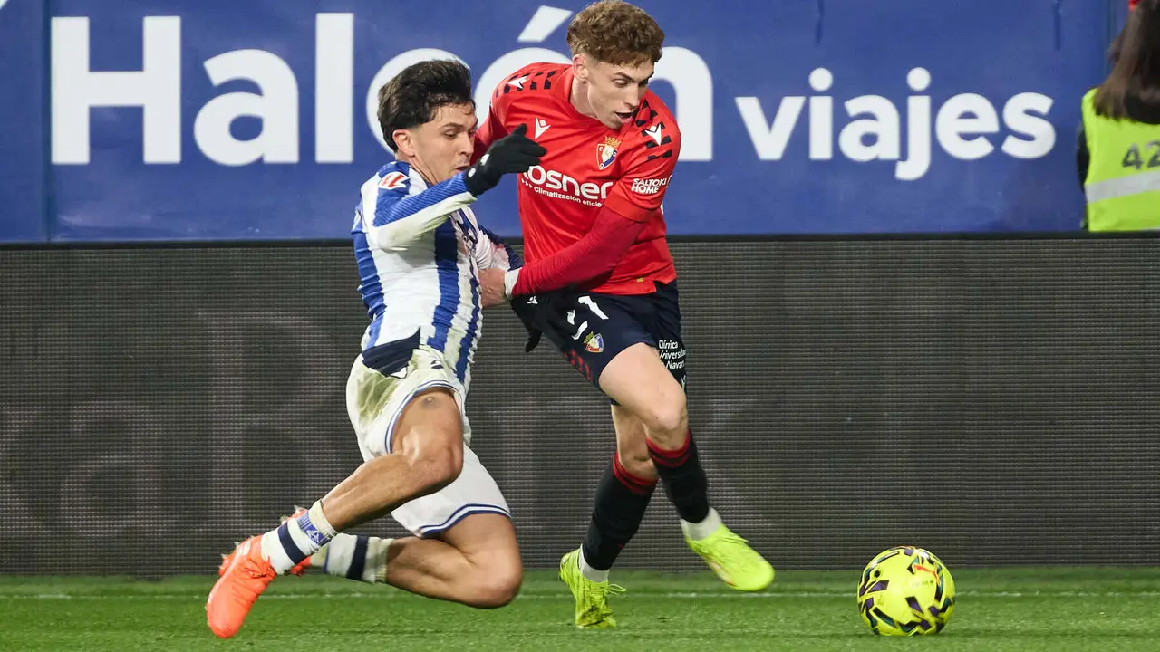 Jon Aramburu (2. Real Sociedad) y Víctor Muñoz (21. CA Osasuna) durante el partido de La Liga EA Sports entre CA Osasuna y Real Sociedad disputado en el estadio de El Sadar en Pamplona. IÑIGO ALZUGARAY