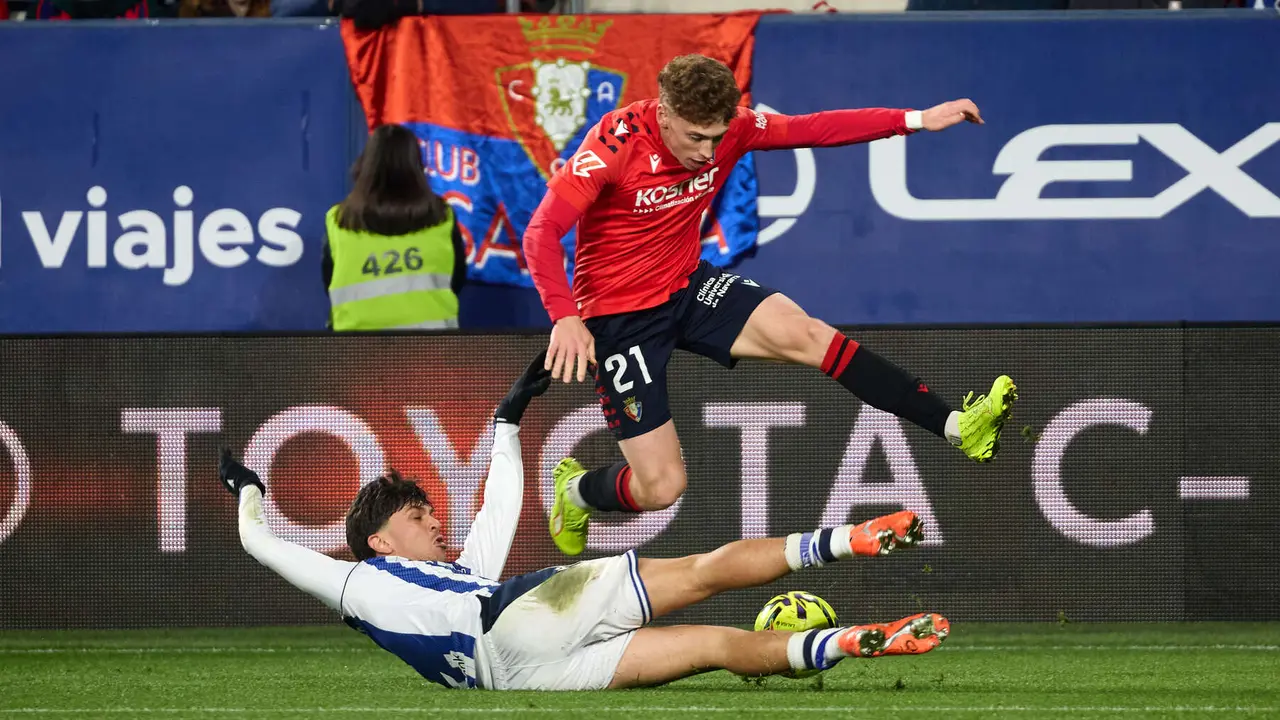 Jon Aramburu (2. Real Sociedad) y Víctor Muñoz (21. CA Osasuna) durante el partido de La Liga EA Sports entre CA Osasuna y Real Sociedad disputado en el estadio de El Sadar en Pamplona. IÑIGO ALZUGARAY